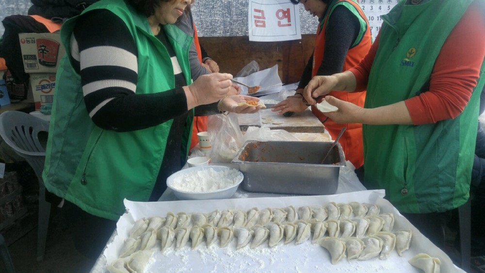 반곡관설동 새마을지도자회 및 부녀회 설맞이 만두 판매 이미지1